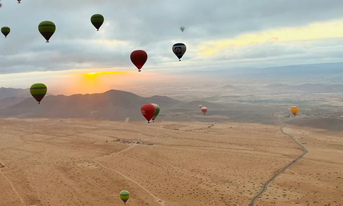Montgolfière au-dessus de Marrakech au lever du soleil, Atlas en arrière-plan