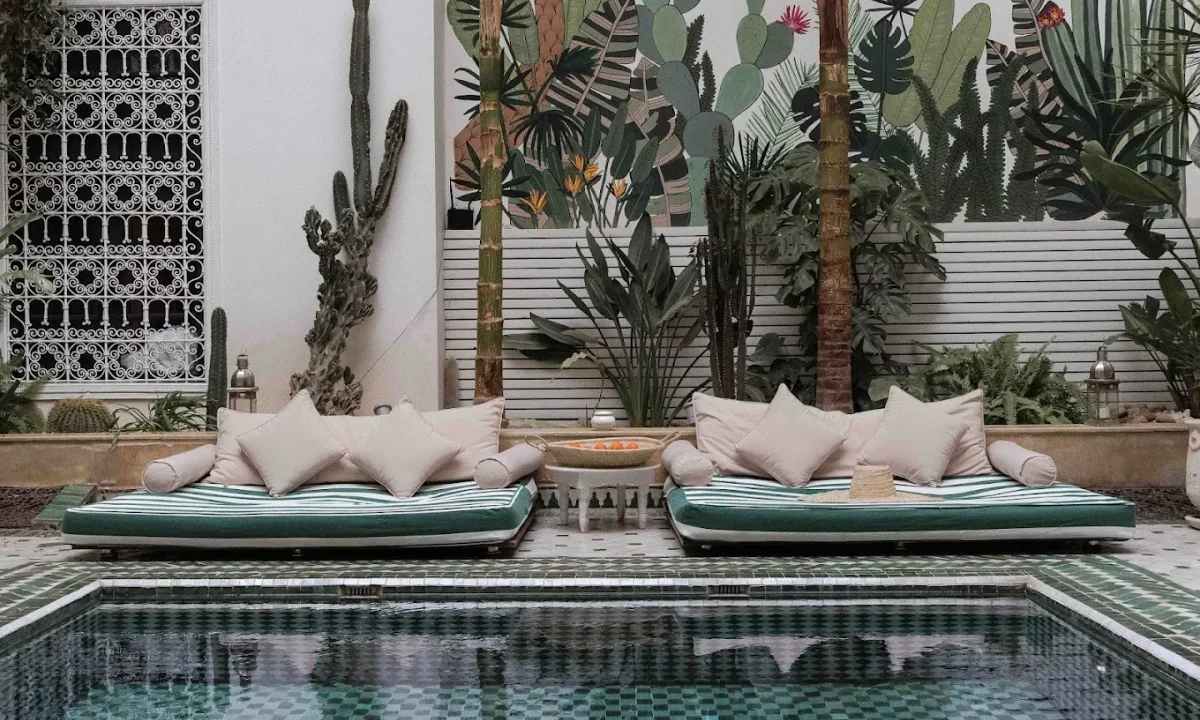 Piscine du Riad Yasmine avec carreaux verts, Marrakech